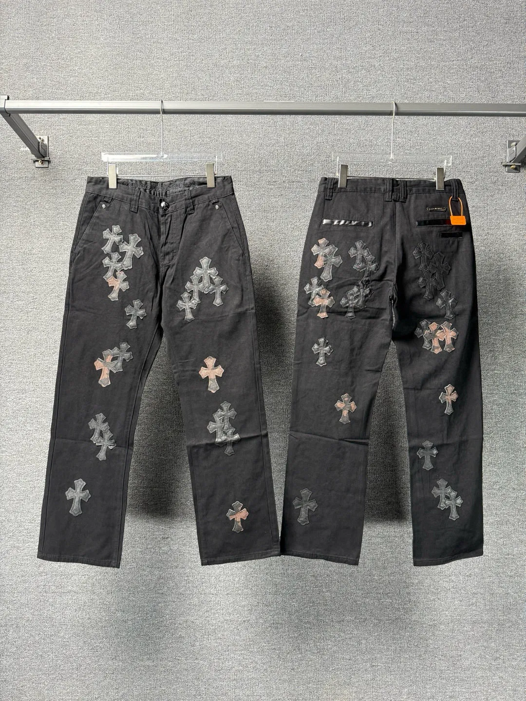P270 💰 (Top version) Chrome Hearts丨Chrome Hearts Black and Brown Camouflage Cross Patched Leather Jeans - Full of exploring the ultimate in fashion, Chrome Hearts' new Chrome Hearts pants cleverly integrate camouflage cross, camouflage cross and other elements to break the traditional boundaries. Mattyboy's clever fusion of overalls and khaki jeans, the same style, brings endless matching inspiration to fashionistas! Whether it is daily wear or a trendy try, these pants can bring you an excellent fashion experience. Color: black Size: 28-30-32-34 (corresponds to S-M-L-XL)